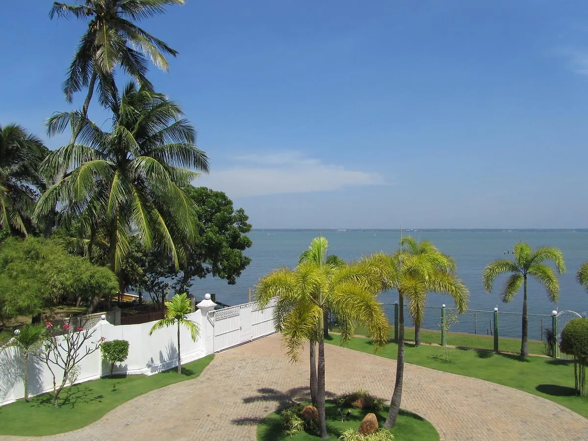 Rainbow Lagoon Villa Negombo 4*,